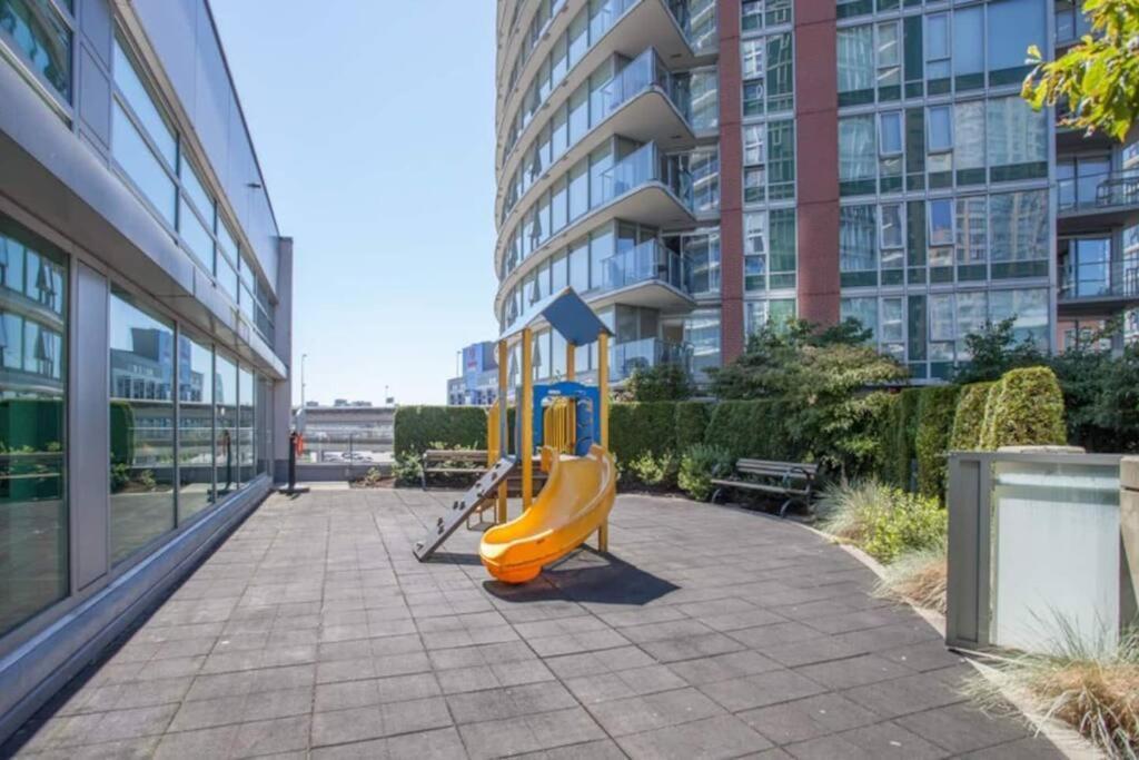 Beautiful 1 Bedroom In The Heart Of Downtown: Parking, Pool & Gym Vancouver Exterior photo